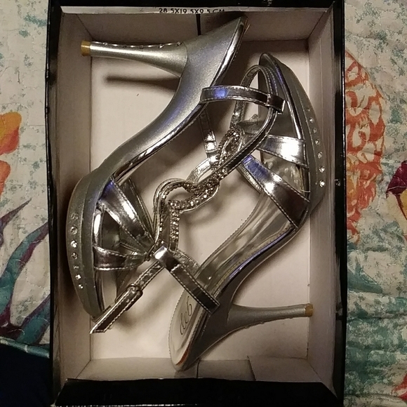 Silver pump 5"heel sandal by Deb. Size 8 1/2 - Picture 5 of 11